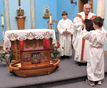Father George Summut blesses the Ark of the New Covenant during its visit to St. Patrick’s Church in Caledonia, Ont. Father George Summut blesses the Ark of the New Covenant during its visit to St. Patrick’s Church in Caledonia, Ont.