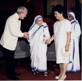 Paul and Lina McGlinchey greet Mother Teresa of Calcutta