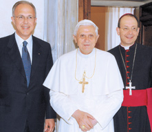 Supreme Knight Carl A. Anderson, Pope Benedict XVI and Supreme Chaplain Bishop William E. Lori. Supreme Knight Carl A. Anderson, Pope Benedict XVI and Supreme Chaplain Bishop William E. Lori.