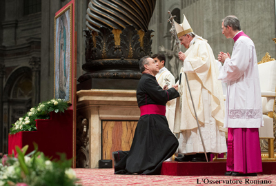 Pope Francis accepts the silver rose from Msgr. Chávez. Pope Francis accepts the silver rose from Msgr. Chávez