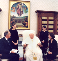 El Caballero Supremo Carl Anderson y miembros de su familia con el Papa Juan Pablo II. El Caballero Supremo Carl Anderson y miembros de su familia con el Papa Juan Pablo II.